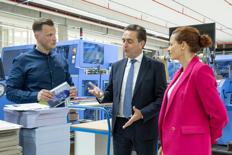 Burgemeester Michel Bezuijen op bezoek bij NBD Biblion