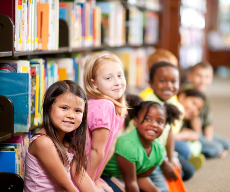 kinderen voor boekenkast