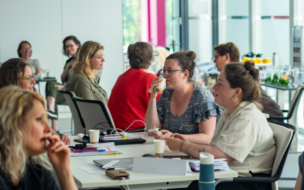 vrouwen praten tijdens opleiding